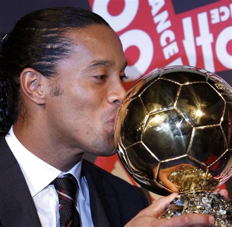 Miguelina elói assis dos santos, mutter des ehemaligen brasilianischen ausnahmekickers „ronaldinho gaúcho, ist am samstagabend (20.) ortszeit in porto alegre an den folgen von. Ronaldinho: Irre Dribblings, große Titel und rauschende ...