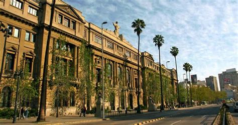 Una universidad cuyo norte es el humanismo cristiano, el desarrollo de la persona, de la sociedad y de la herencia cultural de la comunidad. Pontificia Universidad Católica de Chile | This is Chile