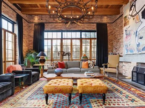 If you're renovating, consider using materials in the industrial style, such as exposed brick walls, concrete floors and exposed beams. Tappeti perfetti per la casa arredata in stile industriale