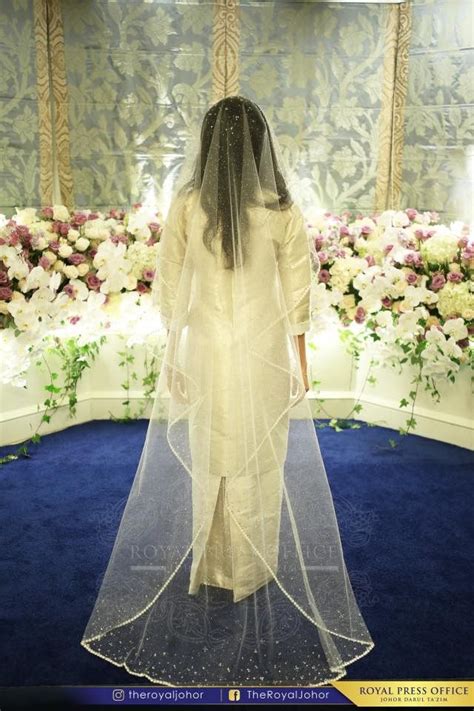 It is so big that it could accommodate at least 3000 users. Tunku Tun Aminah's Veil is soooo simple and pretty. (With ...
