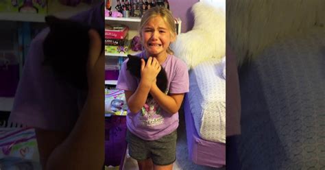 Adorable Girls Priceless Reaction To Meeting Kitten For The First Time