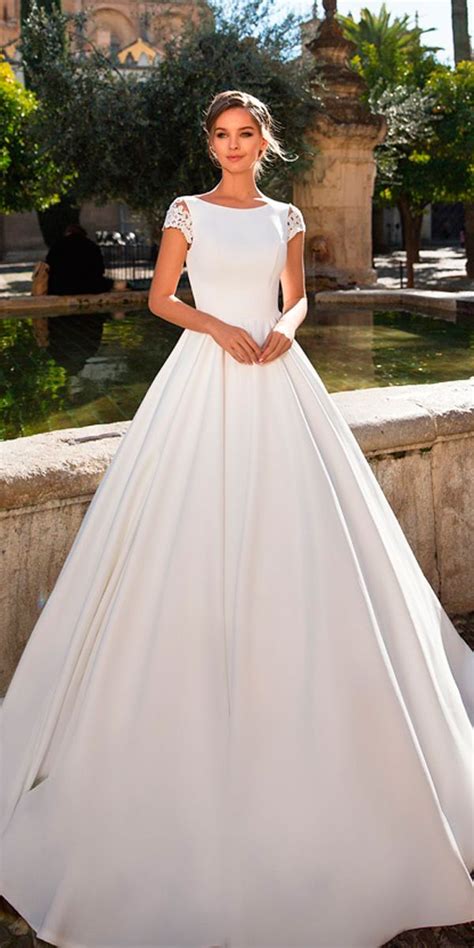 Simple Wedding Dresses 30 Best Looks Expert Tips Faqs Simple Wedding Gowns Wedding