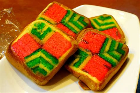 Kek lapis tradisi mmg kaler mcm ni,tp dyg saja buh 2 warna jer,ehhe bab malas nak melapis kaler maler,dah byk sgt melapis kek,kdg2 kaler tu konpuse plak,tu. Kek Lapis Cottage: Roll Sarawak - Masam Manis