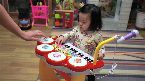 포스코건설(사장 한성희)이 가정의 달인 5월을 맞아 인천지역 내 다문화가정 등 취약계층 아동 약 1000명에게 어린이날 선물을 전달했다. 전짱아, 어린이날 선물 / 드럼 건반 - YouTube