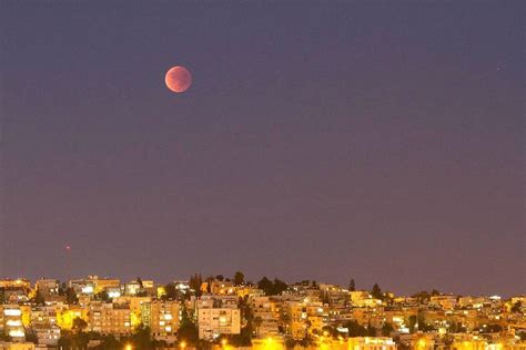 EN IMAGES Les plus beaux clichés de l'exceptionnelle éclipse de Lune