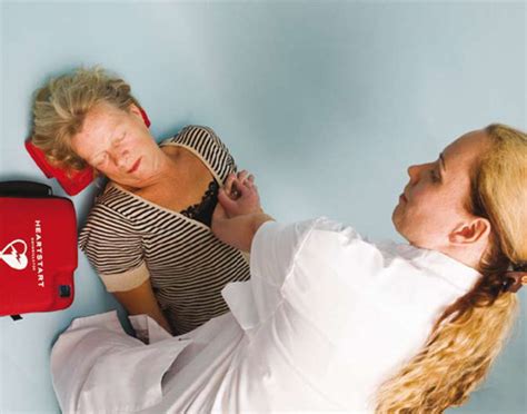 Hoe sneller een slachtoffer kan worden geholpen, hoe groter de overlevingskans. REANIMATIE | Hartwijzer | NVVC