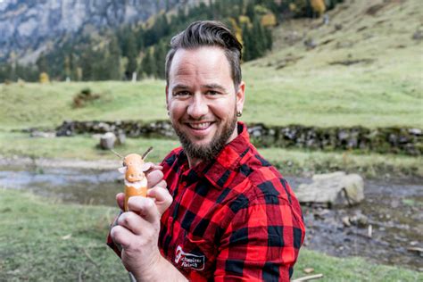 Zudem gibt es einen vip geburtstagskalender. Cervelat-Promi Trauffer und „Schweizer Fleisch" spannen ...