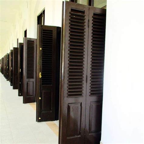 Lawang sewu kini berubah jadi tempat wisata sejarah. Lawang Sewu di Semarang - Garnesia.com