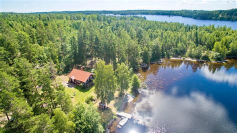 Sehr idyllisch sind die häuser, die an einem der herrlichen seen schwedens liegen. Ferienhaus "Haus Sundet" in Småland, Schweden ...