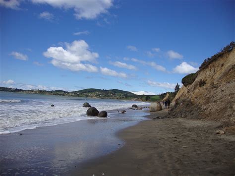 They cannot be moved off the beach.by erosion they come from out of the cliffs over time. Koekohe Beach Moeraki Boulders | Natpacker