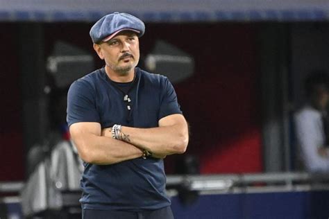 Siniša mihajlović (born 20 february 1969) is a serbian footballer who plays as a left midfield for italian club lazio. Sinisa Mihajlovic'in koronavirüs testi pozitif çıktı