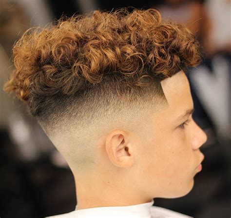 Give him a style that will open his way to selecting baby boy haircuts is no longer a simple exercise. Jungs mit Locken: 30 süße und pflegeleichte Kinderfrisuren ...