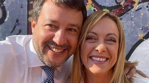 Un Selfie Distensivo Salvini E Meloni Abbracciati E Sorridenti