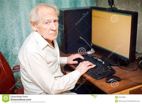 alter mann der an computer arbeitet stockbild bild von person mann 23479663
