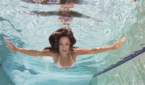 Model Onderwater In Een Zwembad Stock Foto Image Of Zoutwater