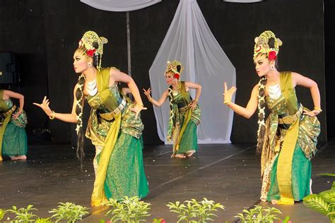 Popularitas dari alat musik khas jawa barat satu ini bahkan telah mendunia. Gambaran Sosok Nyi Roro Kidul dalam Tari Iswara Gandrung : Kesenian - Situs Budaya Indonesia