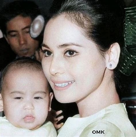 Potret Ratna Sari Dewi Istri Soekarno Saat Gendong Anak Cantiknya Enggak Ketulungan Berita