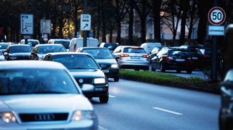 A családi pótlék iránti kérelem elkészítése. Az ausztriai ingázásról, utazási lehetőségekről és arról ...