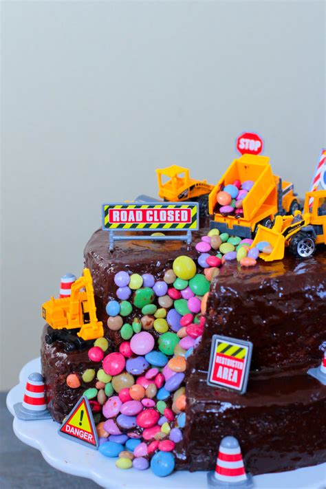 There are about as many different recipes and styles of kuchen as there are people who make it. Bagger Torte | Digger Cake - City Cupcakes