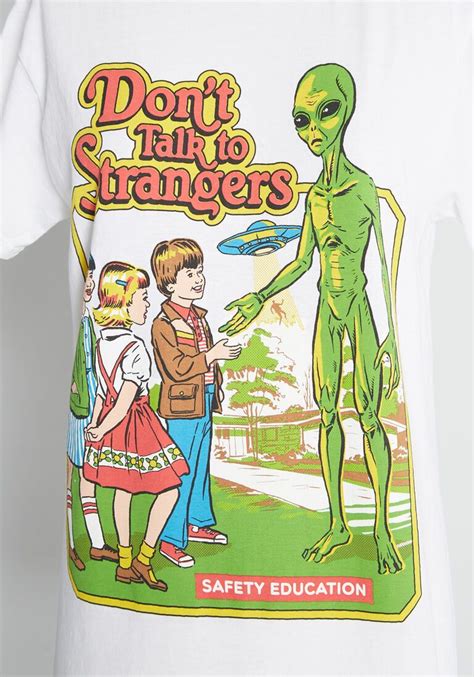 Dont Talk To Strangers Graphic Tee In M Short Sleeves Vintage