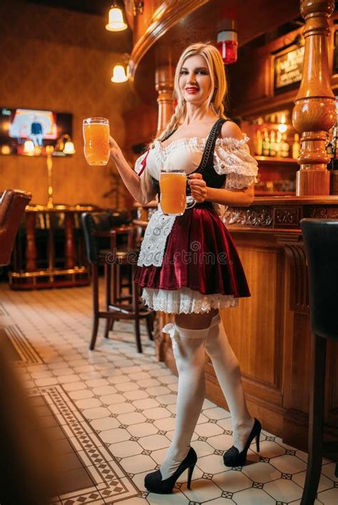 Sexy Kellnerin In Der Retro Uniform Hlt Becher Bier Stockbild Bild Von Fest Mädchen 144521383