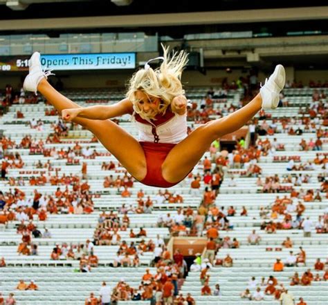 Sexy Cheerleaders High Kicking Pics