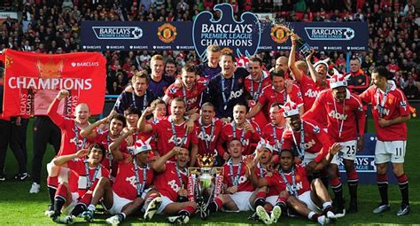 Manchester United Lift The Premier League Trophy Daily Mail Online