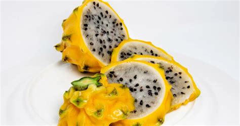 Anda ingin tahu manfaat buah naga bagi kesehatan dan kecantikan? Tidak Kalah Sehat, Buah Naga Kuning Juga Memiliki Manfaat ...