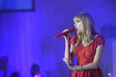 Taylor Swift Performs At Westfield Shopping Centre Christmas Lights Taylor Swift Photo