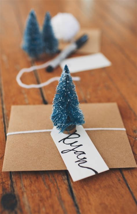To make a place card from these adorble tree tent, simply refrain from decorating the base of the tree and add your name. TWO Simple DIY Christmas Place Cards | Gimme Some Oven