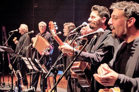 Quilapayún, y héctor duvauchelle, están en su mejor momento. Quilapayún celebrará los 50 años de la Cantata Santa María ...