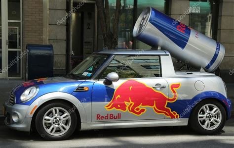 Een Red Bull Mini Cooper Publiciteit Auto Met Een Blikje Red Bull Drink