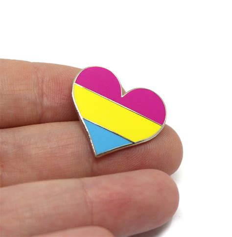 Esto quiere decir que un sujeto pansexual puede entablar relaciones románticas con mujeres. PrideOutlet > Lapel Pins > Pansexual Pride Heart Lapel Pin