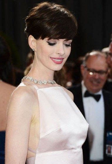 Anne Hathaway Wore Prada Dress Oscars Newmyroyals Hollywood Fashion