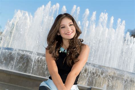 Vreau niste poze gen indragostiti (artistice; Cine este Karol Sevilla , vedeta serialului de la Disney ...