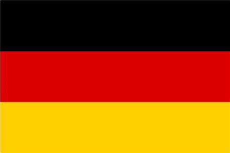 El negro se corresponde al color del uniforme que llevaban los soldados. Diccionario subreal: Bandera alemana