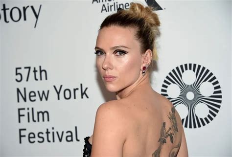 Scarlett Johansson Lució Sus Tatuajes En La Premiere De Su Nueva