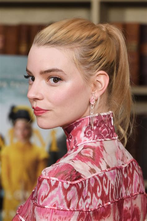 She donned a slinky, emerald green dior gown, complete with a plunging neckline and a tiny matching belt. Anya Taylor-Joy - "Emma" Photocall in London • CelebMafia