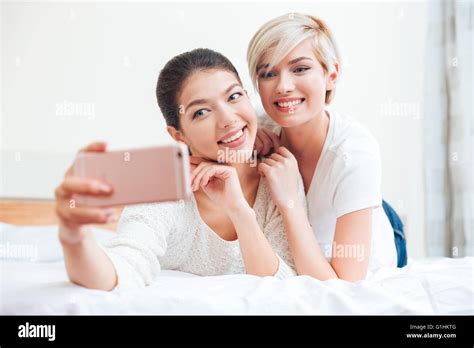 Zwei Junge Frauen Selfie Zu Hause Fotos Und Bildmaterial In Hoher Auflösung Alamy