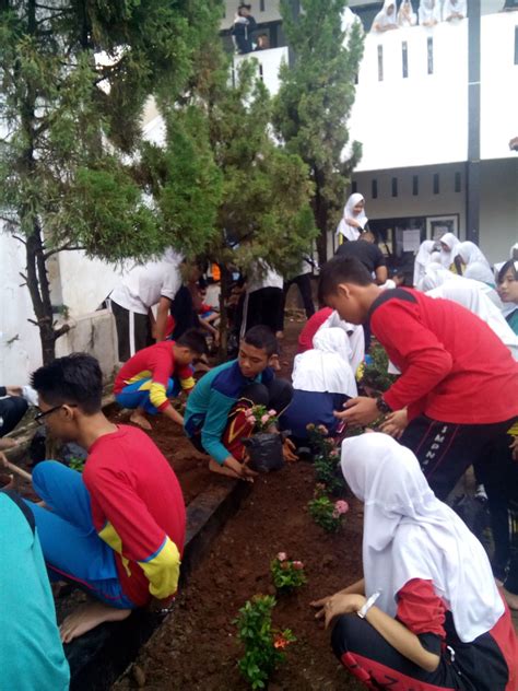 Gambar kartun gotong royong di rumah garumah via garumah.blogspot.com. Gambar Gotong Royong Di Lingkungan Sekolah - Demikian ...