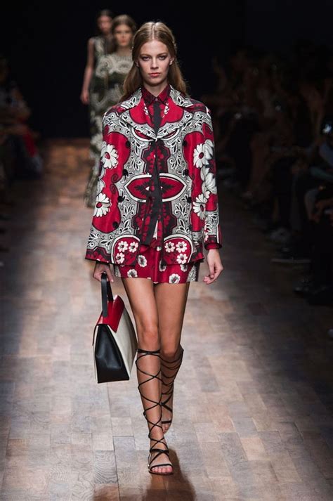 You can get the definition(s) of a word in the list below by. TOP 5 RUNWAY LOOKS FROM PARIS FASHION WEEK - V Fashion World