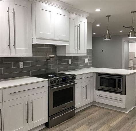 Hi samantha, i have just renovated the kitchen in my apartment, previous bench was dark and made the kitchen look drab, so have gone white gloss cupboards and cream/white stone with dark grey veins through. 38 Beautiful Grey And White Kitchen Style Ideas | Gray and ...