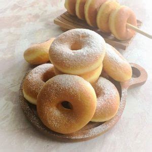 Siapkan wadah yang berukuran agak besar untuk membuat adonan seperti baskom. Cara Membuat Donat Yang Empuk dan Mengembang Tanpa Kentang