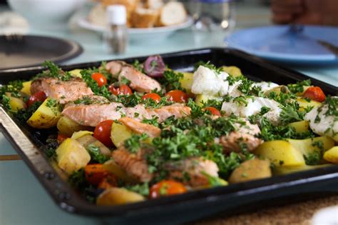 Leckerer Lachs mit viel frischem Gemüse aus dem Ofen Schnell einfach
