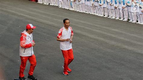 Jokowi Bangga Bawa Obor Pakai Sneakers Lokal Edisi Spesial Asian Games