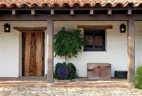 Simple Hacienda Style Design With White Plaster And Tile Roof Looks