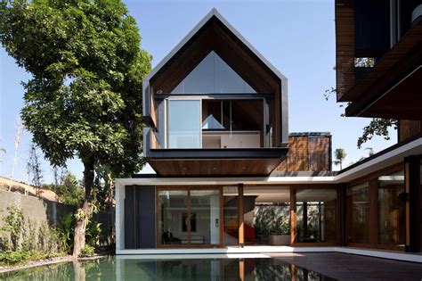 Kamu perlu mempertimbangkan beberapa hal seperti ukuran rumah hingga bahan yang diperlukan. 8 Ciri Desain Arsitektur Bali yang Eksotis