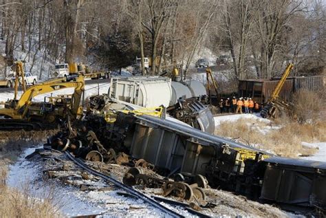 6 Derailed Train Cars Land In Mississippi River Mpr News