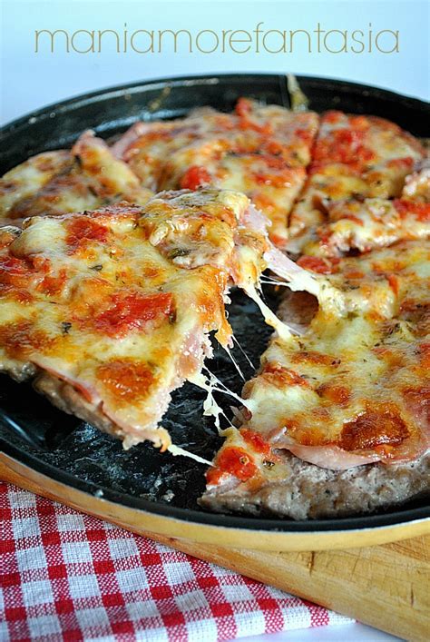 Mettere in una terrina la carne macinata, il pan carre 'strizzato , le uova, il parmigiano, il sale, il pepe e il prezzemolo tritato. PIZZA DI CARNE MACINATA, FILANTE E SFIZIOSISSIMA ...