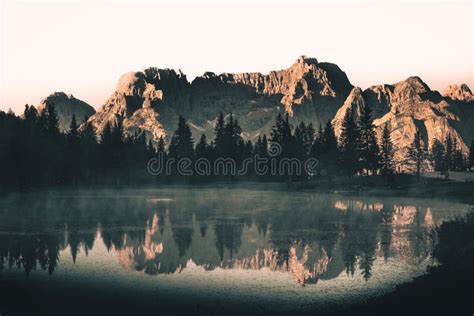 Bergen Reflectie In Een Meer Met Bos In De Dolomieten Stock Foto
